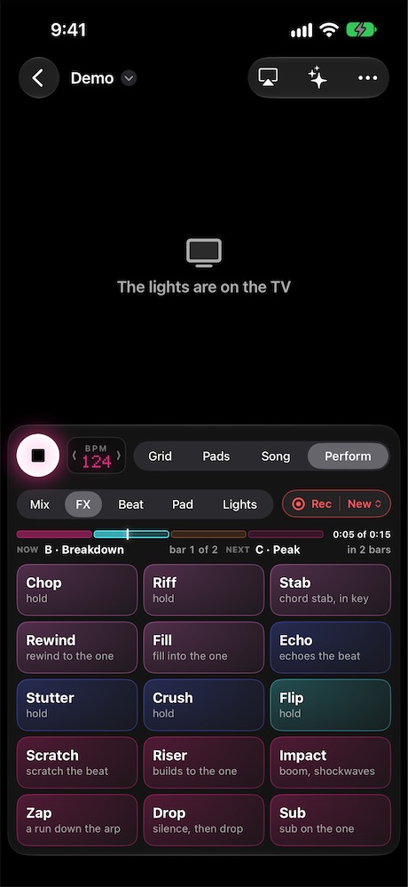 PolychromBox auf einem Fernseher: die Lichtshow auf dem Fernseher, die Bedienelemente auf dem iPhone davor, der Bildschirm per AirPlay synchronisiert